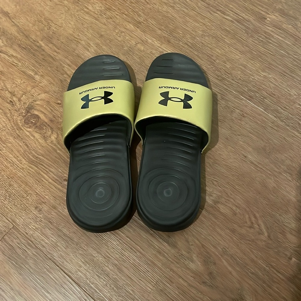 Under Armour slippers size 8